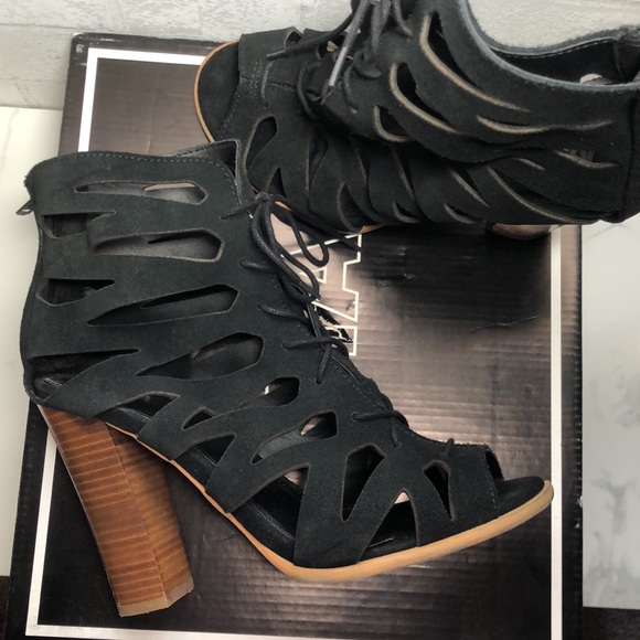 Mia Ira Black Suede Lace-Up Gladiator Sandals - Picture 14 of 16